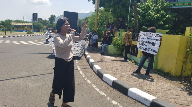 salah seorang aktivis perempuan sedang menyampaikan orasi mengutuk oknum anggota polisi yang melakukan penganiayaan/percabulan terhadap istri oknum anggota polisi. FOTO:MORISWENI/radarpantar.com