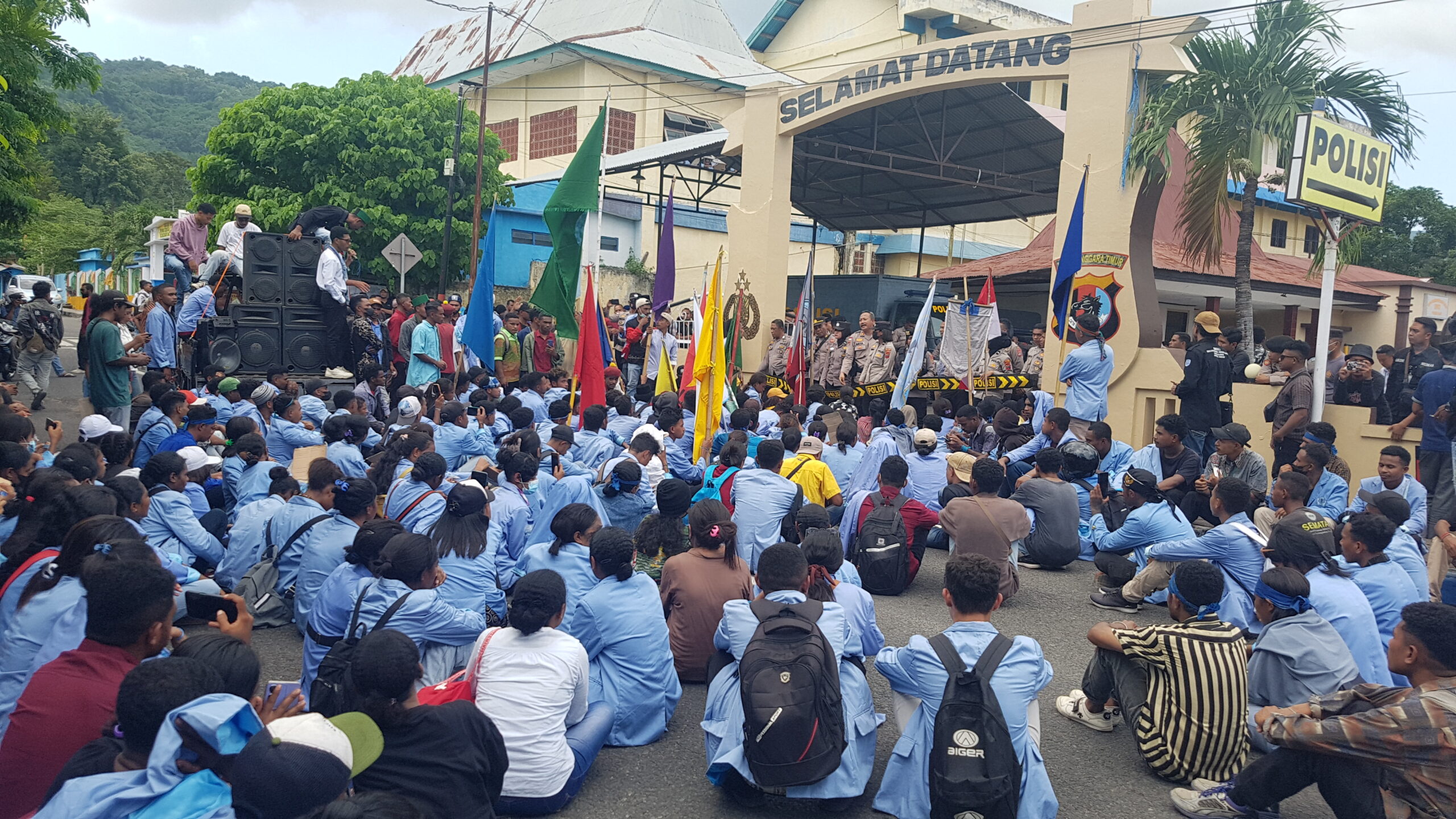 ratusan mahasiswa dari Aliasi Forum Anti Kekerasan saat menduduki Mapolres Alor, Selasa (26/03/2024). FOTO:MORISWENI/RADARPANTAR.com