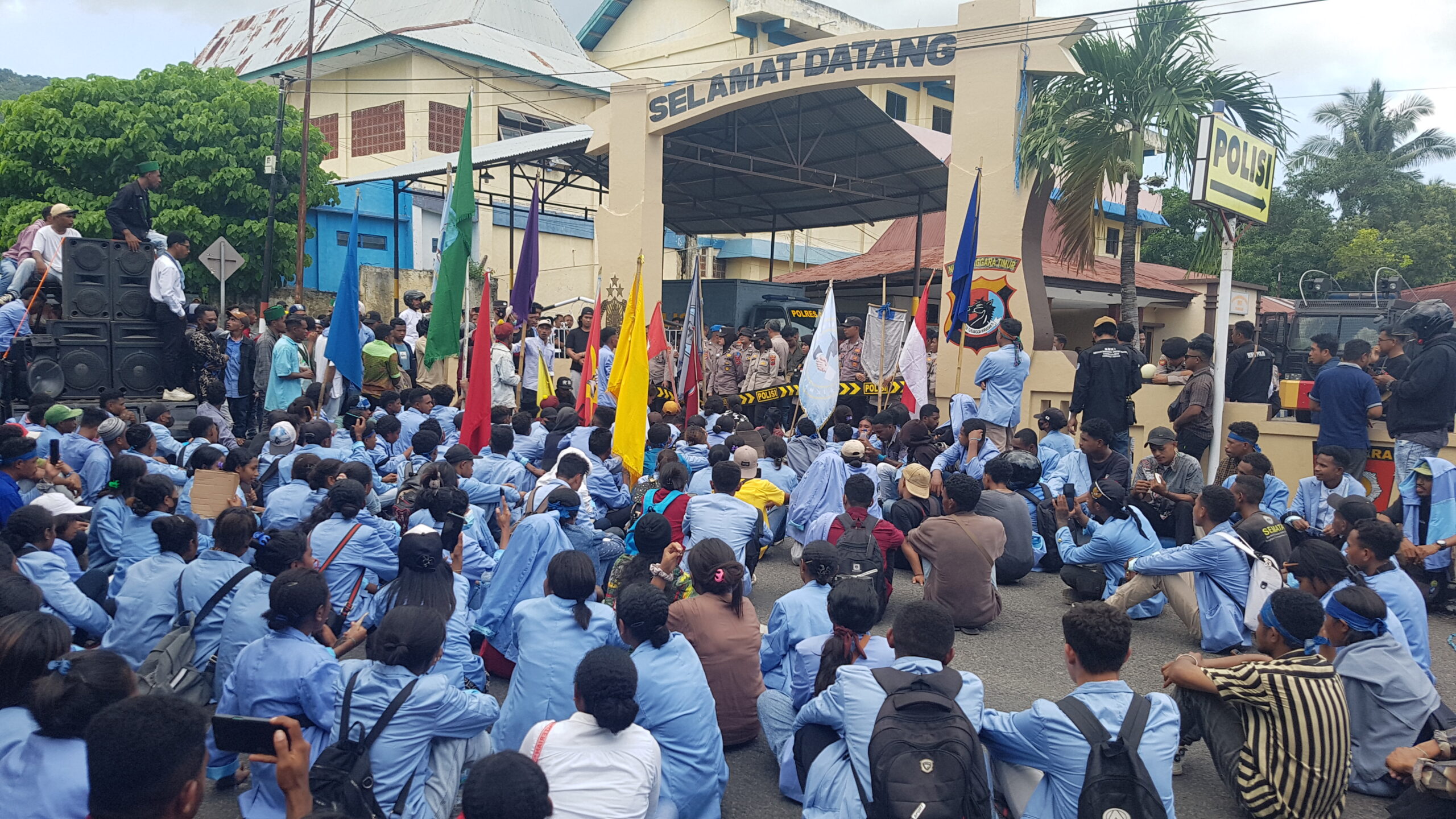 Ini suasana ketika mahasiswa dari Aliansi Forum Anti Kekerasan menduduki Mapolres Alor, Selasa (26/03/2024). FOTO:MORISWENI/RADARPANTAR.com