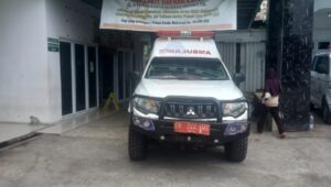 Mobil Ambulance milik Puskesmas Lawahing yang mengantar Ibu Hamil Kulsum Maro ke Rumah Sakit Daerah Kalabahi saat tiba di IGD. FOTO:ISTIMEWAH