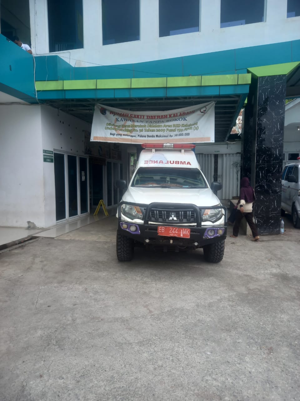 Mobil Ambulance milik Puskesmas Lawahing yang mengantar Ibu Hamil Kulsum Maro ke Rumah Sakit Daerah Kalabahi saat tiba di IGD. FOTO:ISTIMEWAH