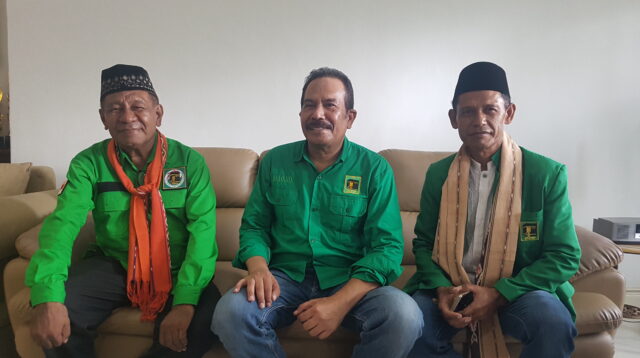 Abdul Majid Nampira (tengah) bersama dua pengurus teras PPP Kabupaten Alor di Kediamannya sebelum menyempaikan keterangan pers kepada media usai mendaftarkan diri di PAN dan PERINDO, Senin (08/04). FOTO:MORISWENI/RADARPANTAR.com