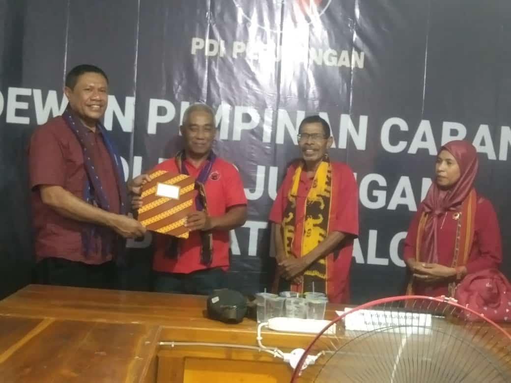 Bakal Calon Bupati Alor Alvons Gorang, S.Sos, MM sedang menyerahkan dokumen pendaftaran kepada Sekretaris DPC PDI Perjuangan Kabupaten Alor Daud Pong, S.Sos. FOTO:ISTIMEWAH