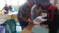 Salah seorang Kontraktor sedang menanda tangani kontrak Proyek SPAM di Dinas Perumahan Kabupaten Alor. FOTO:ITM