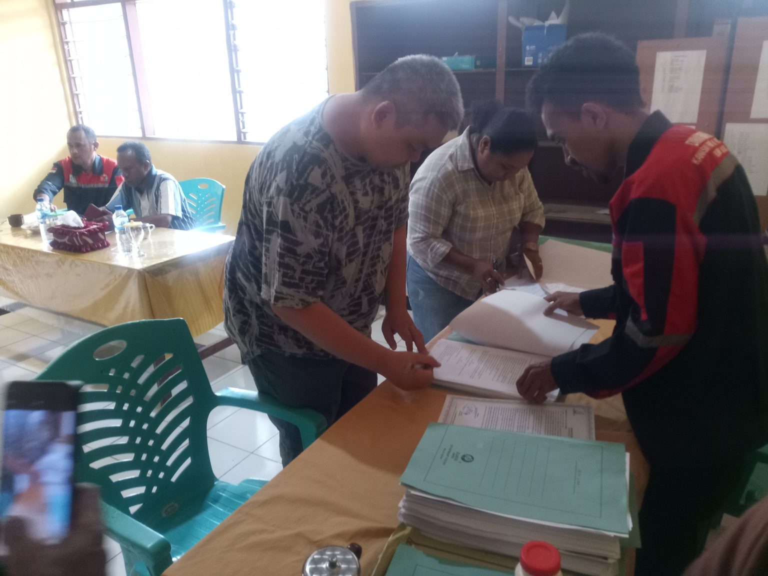 Salah seorang Kontraktor sedang menanda tangani kontrak Proyek SPAM di Dinas Perumahan Kabupaten Alor. FOTO:ITM
