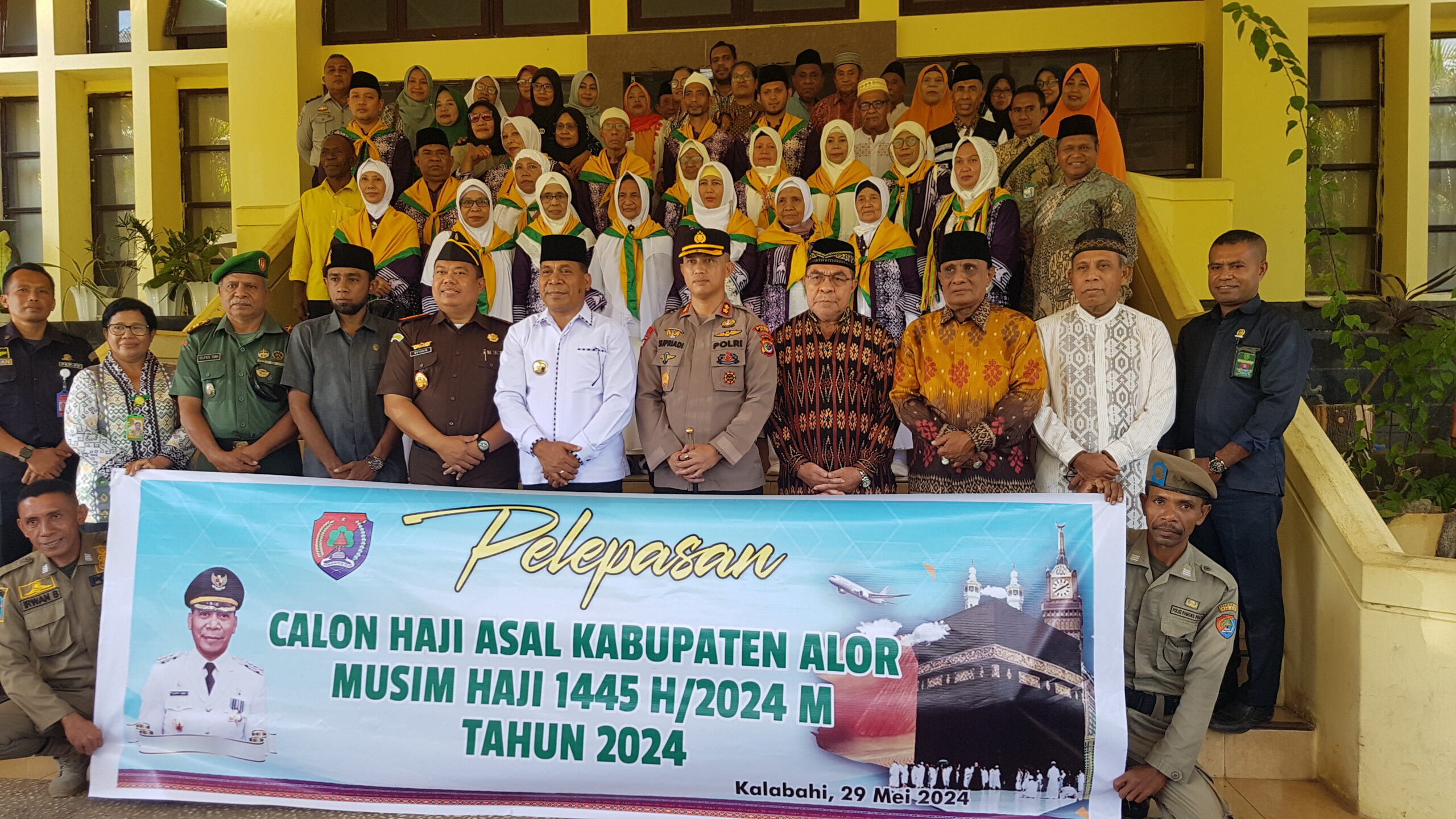 Pj. Bupati Alor bersama FORPIMDA dalam satu sesi foto bersama Jemaah Haji asal Alor bersama keluarga. FOTO:MORISWENI/RP