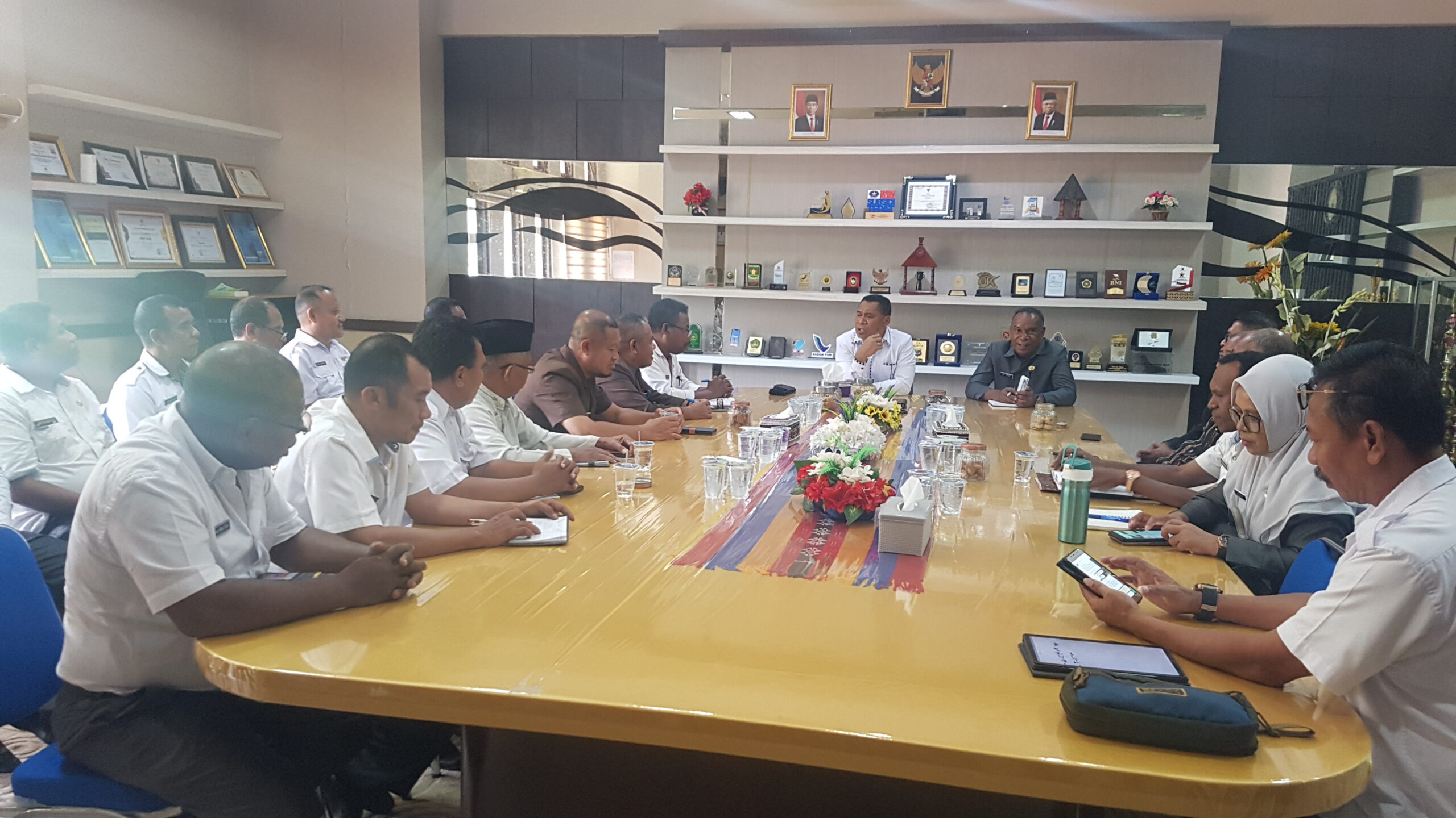 Didampingi Sekda Alor Drs. Sony Alelang, Pj. Bupati Alor DR. Drs. Zet Sony Libing, M.SI memimpin rapat untuk mengetahui penjelasan panitia mengenai persiapan pelaksanaan MTQ Tingkat Kabupaten Alor dan MTQ Tingkat Propinsi Nusa Tenggara Timur. FOTO:MW/RP