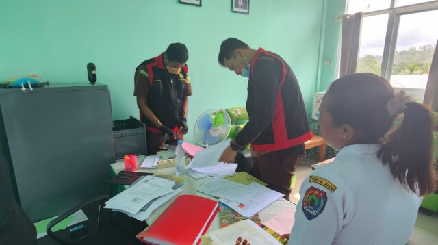 Disaksikan salah seorang tenaga medis di UPTD Puskesmas Apui, aparat Kejaksaan Negeri Alor sedang meneliti sejumlah dokumen dalam aksi pengeledahan. FOTO:ITM