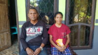 Wakil Keluarga Korban, Marthen Waang Sir dan korban pemganiayaan yang diduga dilakukan Kepala Desa Merdeka Omri Olang saat memberikan keterangan kepada pers di Kalabahi, Rabu (12/06/2024). FOTO:MORISWENI/RADARPANTAR.com