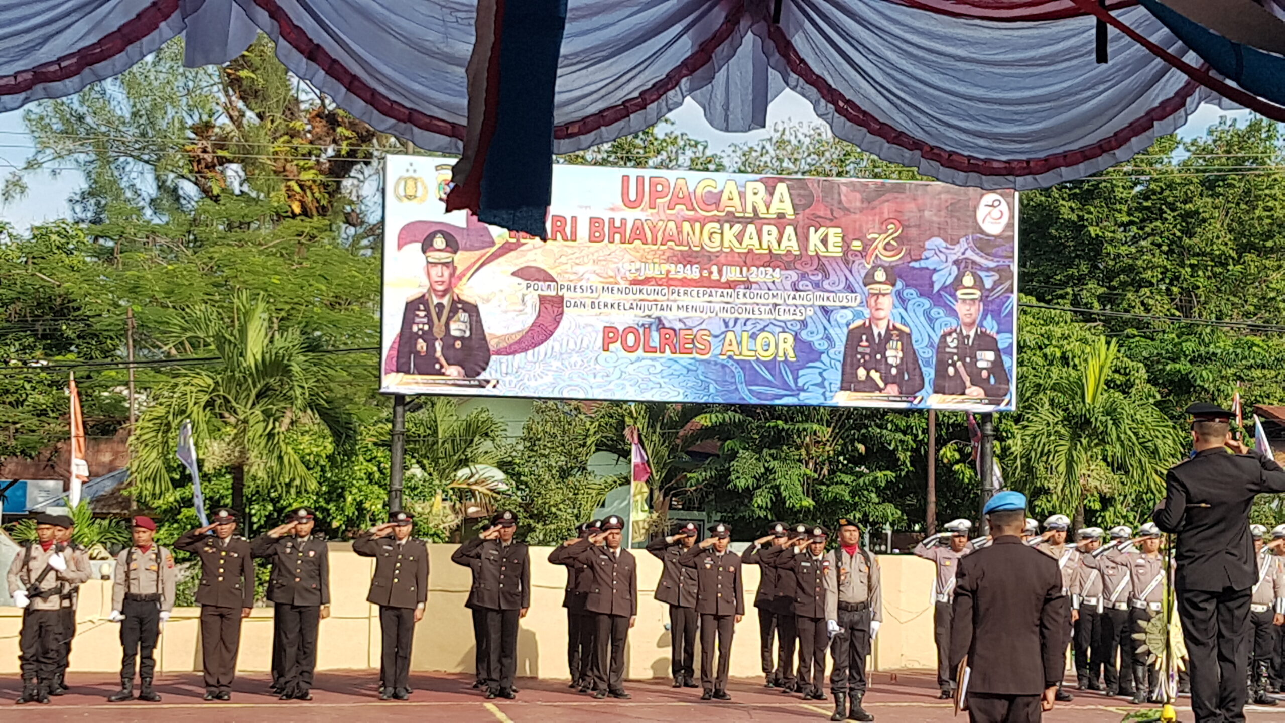 Ini salah satu moment upacara peringatan HUT Bhayangkara ke-78 di Lapangan Apel Polres Alor, Senin 01 Juli 2024. FOTO:MORISWENI/RADARPANTAR.com