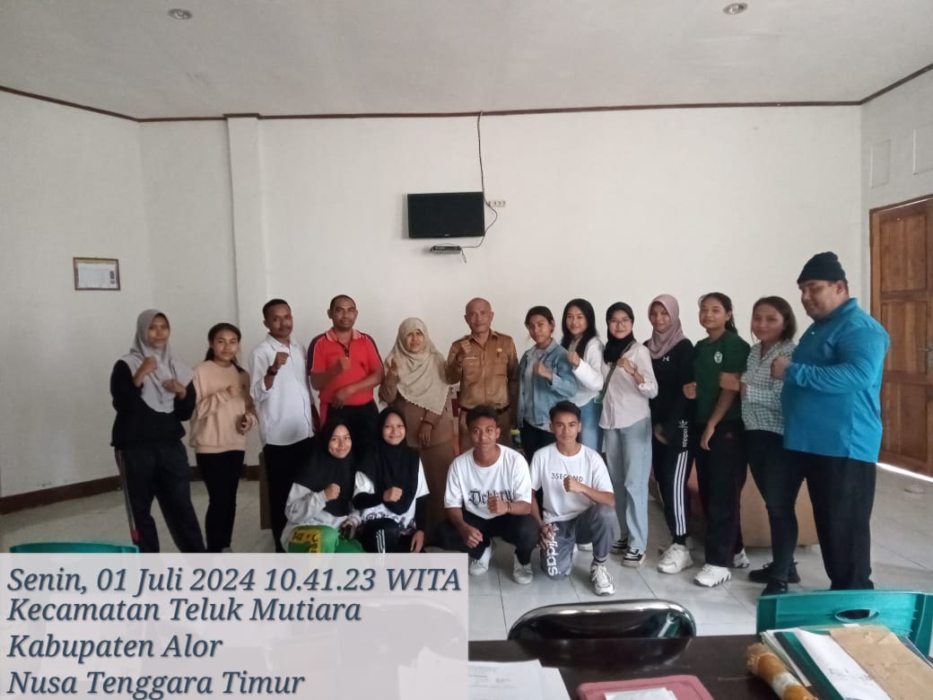 Kadispora Kabupaten Alor Marwiah Jakra, S.Sos dan Ketua Perkemi Alor Harun Al Rasid Miran, SP, MM (kelima dan ke-enam dari kiri) dalam satu sesi foto bersama kontingen Perkemi Alor di Kejurda antar Kabupaten/Kota se-NTT dan RDTL. FOTO:DOK.PERKEMI