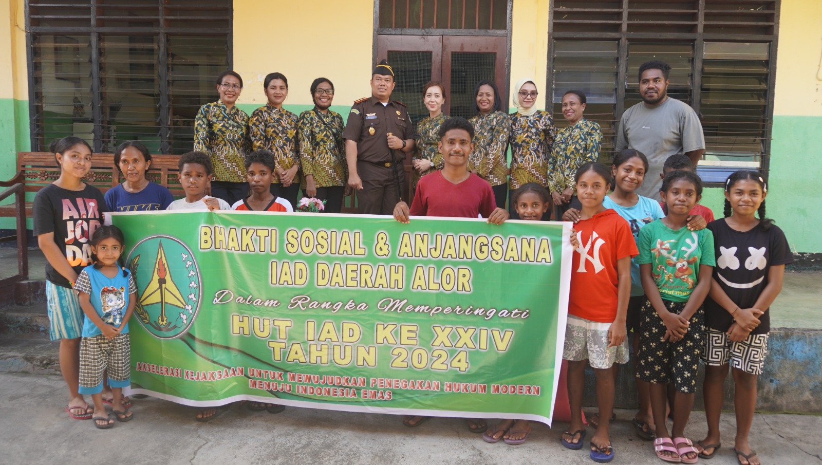 Kepala Kejaksaan Negeri Alor, Devi Love Marbuhal Oktario Hutapea, S.H., M.H, Ketua IAD Daerah Alor Ny. Ivanna Oktario dan staf Kejari Alor dalam satu sesi foto bersama anak-anak Panti Asuhan Damian setelah berbagi kasih. FOTO:ITM