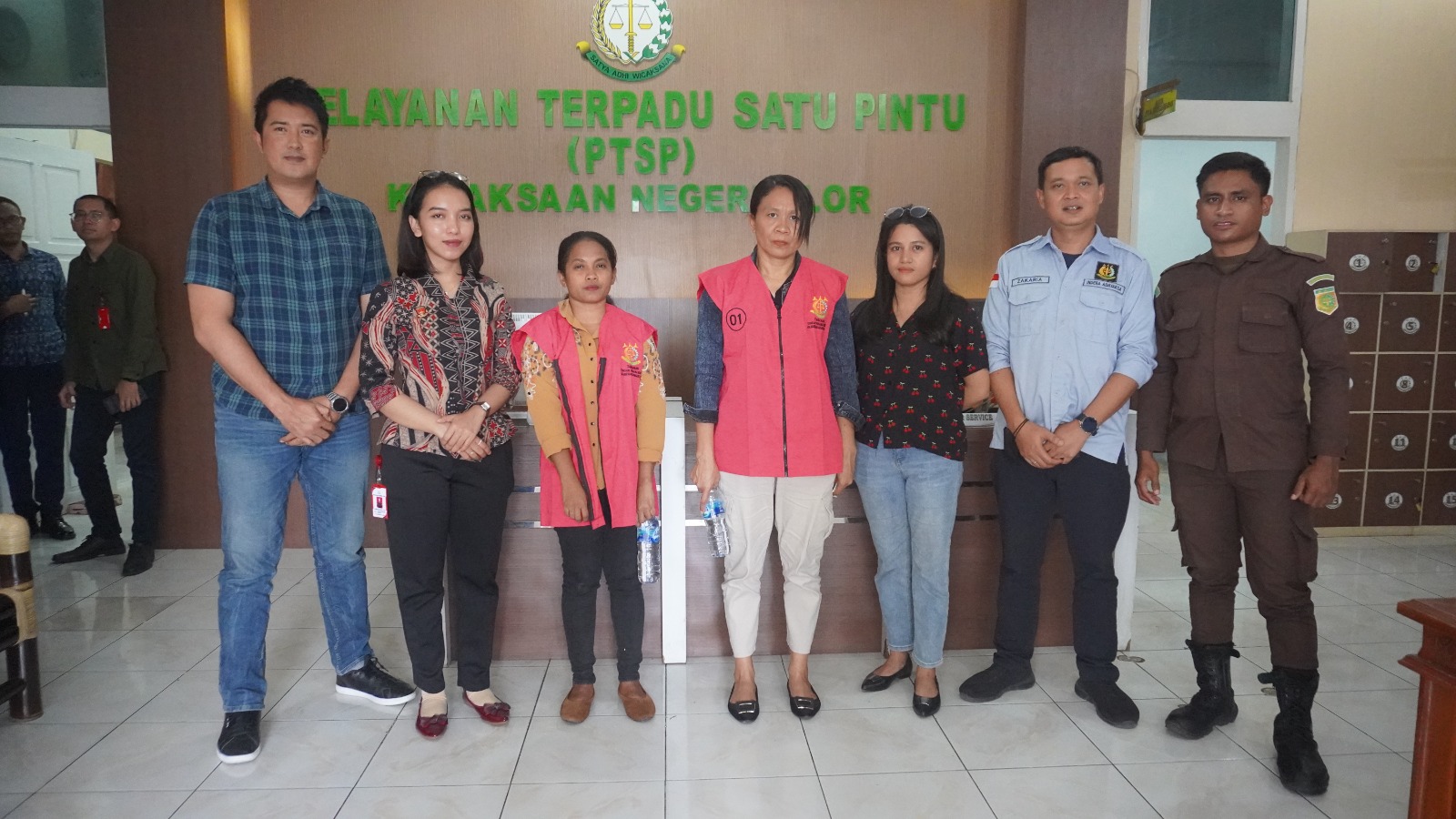 Kedua TSK Dugaan Tipikor Dana BOK Puskesmas Apui (ketiga dan ke-empat dari kiri) pose bersama aparat Kejari Alor sebelum digelandang ke rumah tahanan LP Mola, Jumat (26/07). FOTO:ITM