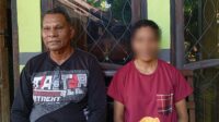 Korban penganiayaan Kepala Desa Merdeka Omri Olang bersama Wakil Keluarga korban Marthen Waang Sir, S.Sos dalam satu sesi foto saat memberikan keterangan pers belum lama ini. FOTO:WARTAALOR.COM