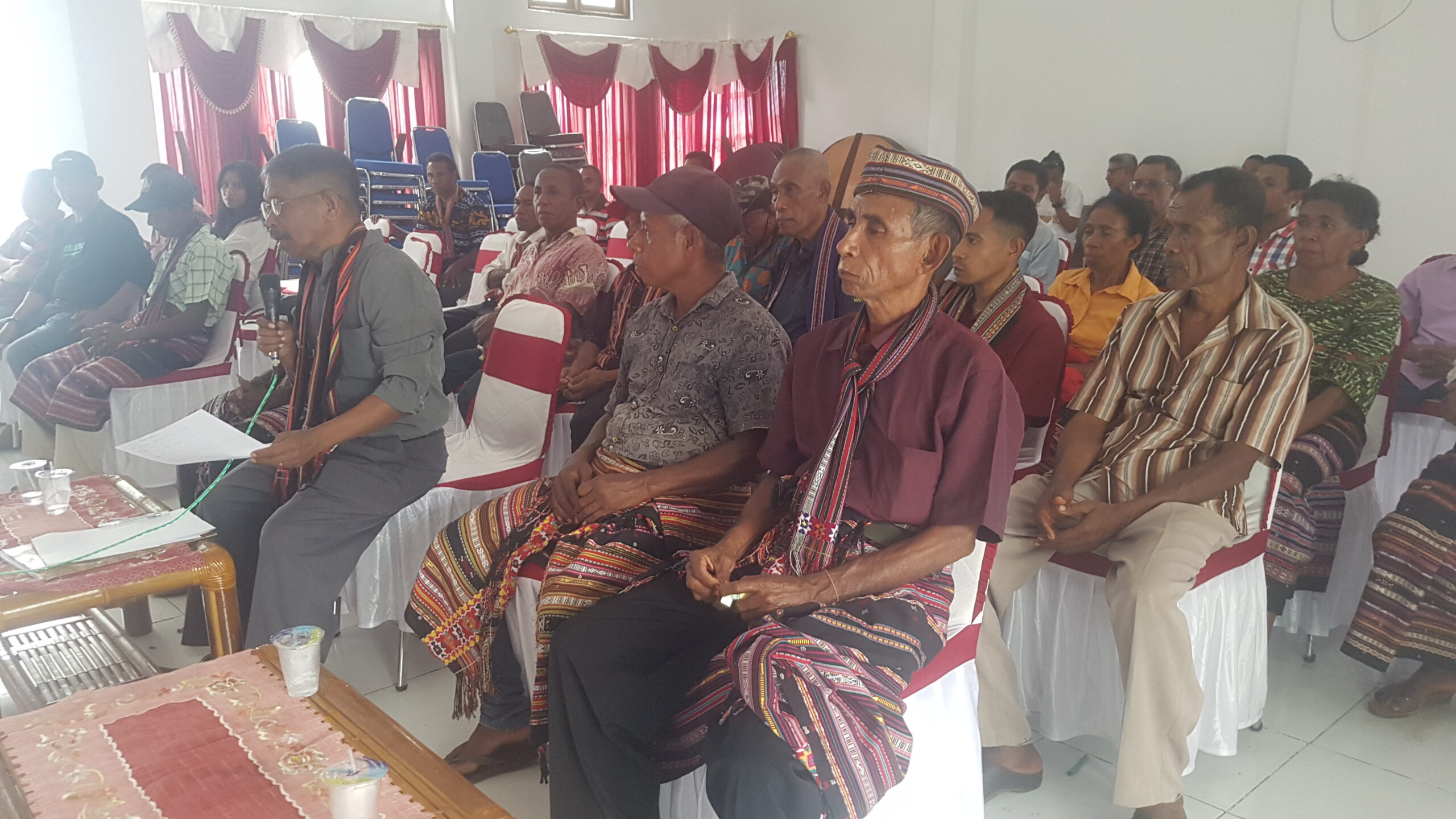 Nampak para Tokoh Masyarakat Suku Kailesa dan Suku Noa serius mengikuti dialog bersama PT AKAS yang difasilitasi Pemkab Alor di Aula Rumah Jabatan Bupati Alor, Jumat (02/08/2024). FOTO:MORISWENI/RADARPANTAR.com