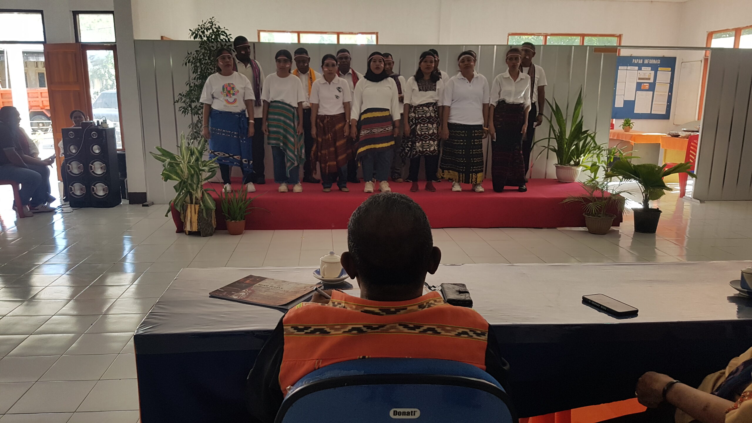 Juri Tunggal Lomba, Obet Bolang, S.Sos, M.Ap (belakangi kamera) sedang memberikan penilaian kepada salah satu Paduan Suara BPBD Alor. FOTO:MW/RP