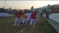 Paskibra Alor 2024 sedang melaksanakan tugas penurunan bendera merah putih pada upacara penurunan bendera dalam rangka HUR Ke-79 Republik Indonesia. Nampak pembawa baki Dwi Patricia siswi SMA Kantolik ST Yoseph Kalabahi ada dalam barisan 8 prosesi menuju penurunan bendera. FOTO:MORISWENI/RADARPANTAR.com