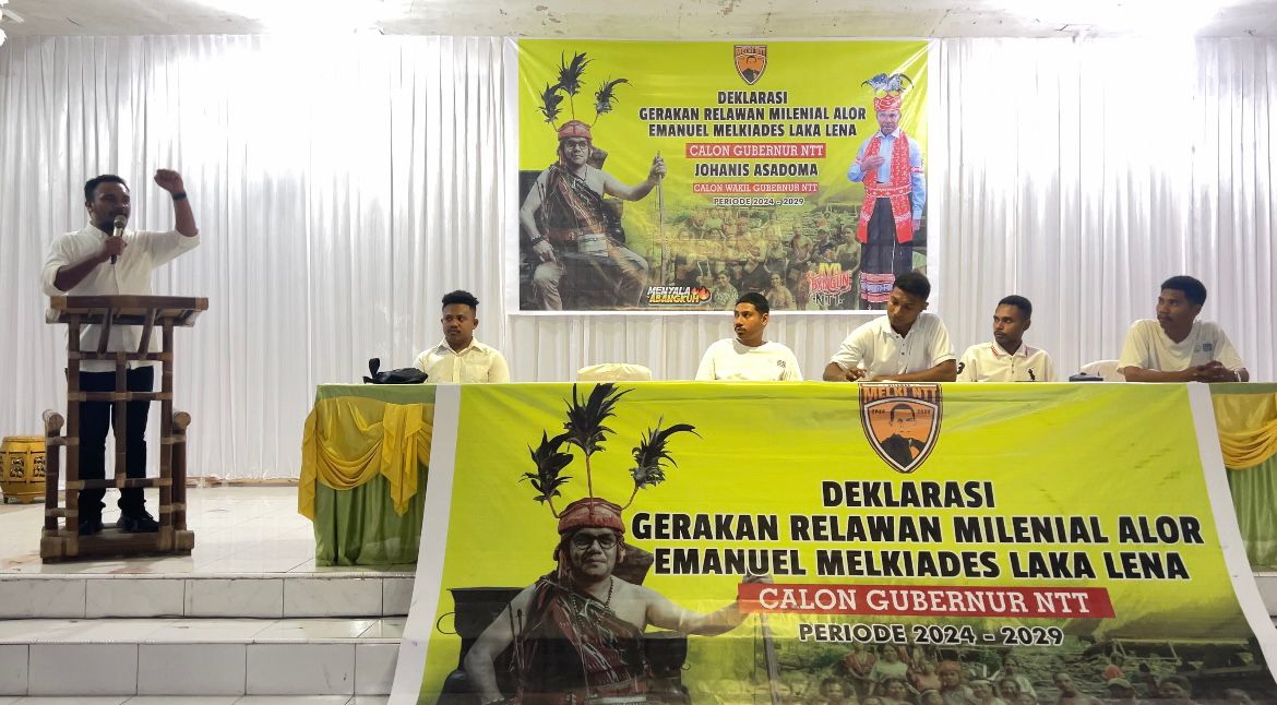 Penasehat Relawan, Teguh Lamentur Takalapeta sedang menyampaikan orasi politik di puncak deklarasi dukungan terhadap MLL-JAD. FOTO:ITM