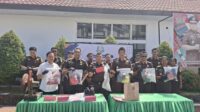 Kepala Kejaksaan Negeri Alor, Devi Love Marbuhal Oktario Hutapea, SH, MH bersama, Kasi Pengelola Barang Bukti dan Barang Rampasan Fitra Teguh Nugroho, SH, MH, Kasi Pidsus Ardi Putra Wicaksono, SH, Kasi Intelijen Zakaria Sulistiono, SH, Kasi Datun Novan Bernadi, SH, Kasubagbin Christiana Z Donuata, SH sedang mengusung barang bukti dan barang rampasan yang hendak dimusnahkan. FOTO:INTELKEJARI ALOR