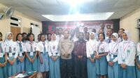 Kepala Kesbangpol Kabupaten Alor Mesak Blegur, S.Pi dan salah satu Pejabat Polres Alor dalam satu sesi foto di Tanting Desa Bahagia bersama 30 Paskibraka Alor 2024. FOTO:DOK