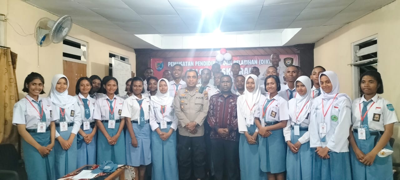 Kepala Kesbangpol Kabupaten Alor Mesak Blegur, S.Pi dan salah satu Pejabat Polres Alor dalam satu sesi foto di Tanting Desa Bahagia bersama 30 Paskibraka Alor 2024. FOTO:DOK