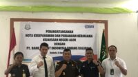 FOTO BERSAMA: Dari kiri ke kanan Kasubag BIN Kejaksaan Negeri Alor Christiana Z. Donuata, SH; Kasi Datun Novan Bernardi, SH, MH; Kepala Kejaksaan Negeri Alor Devi Love Marbuhal Oktario Hutapea, SH, MH; Pimpinan Cabang BRI Kalabahi Achmad Arief Djunaedi dan Manager Bisnis BRI Cabang Kalabahi M. Ridwan Kamahi dalam satu sesi foto bersama usai menanda tangani MoU antara Kejaksaan Negeri Alor dan BRI Kantor Cabang Kalabahi. FOTO:DOK