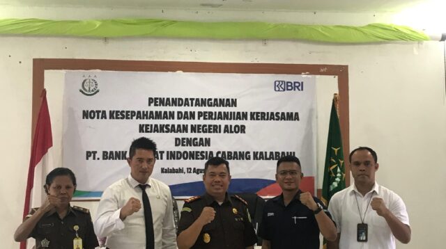 FOTO BERSAMA: Dari kiri ke kanan Kasubag BIN Kejaksaan Negeri Alor Christiana Z. Donuata, SH; Kasi Datun Novan Bernardi, SH, MH; Kepala Kejaksaan Negeri Alor Devi Love Marbuhal Oktario Hutapea, SH, MH; Pimpinan Cabang BRI Kalabahi Achmad Arief Djunaedi dan Manager Bisnis BRI Cabang Kalabahi M. Ridwan Kamahi dalam satu sesi foto bersama usai menanda tangani MoU antara Kejaksaan Negeri Alor dan BRI Kantor Cabang Kalabahi. FOTO:DOK