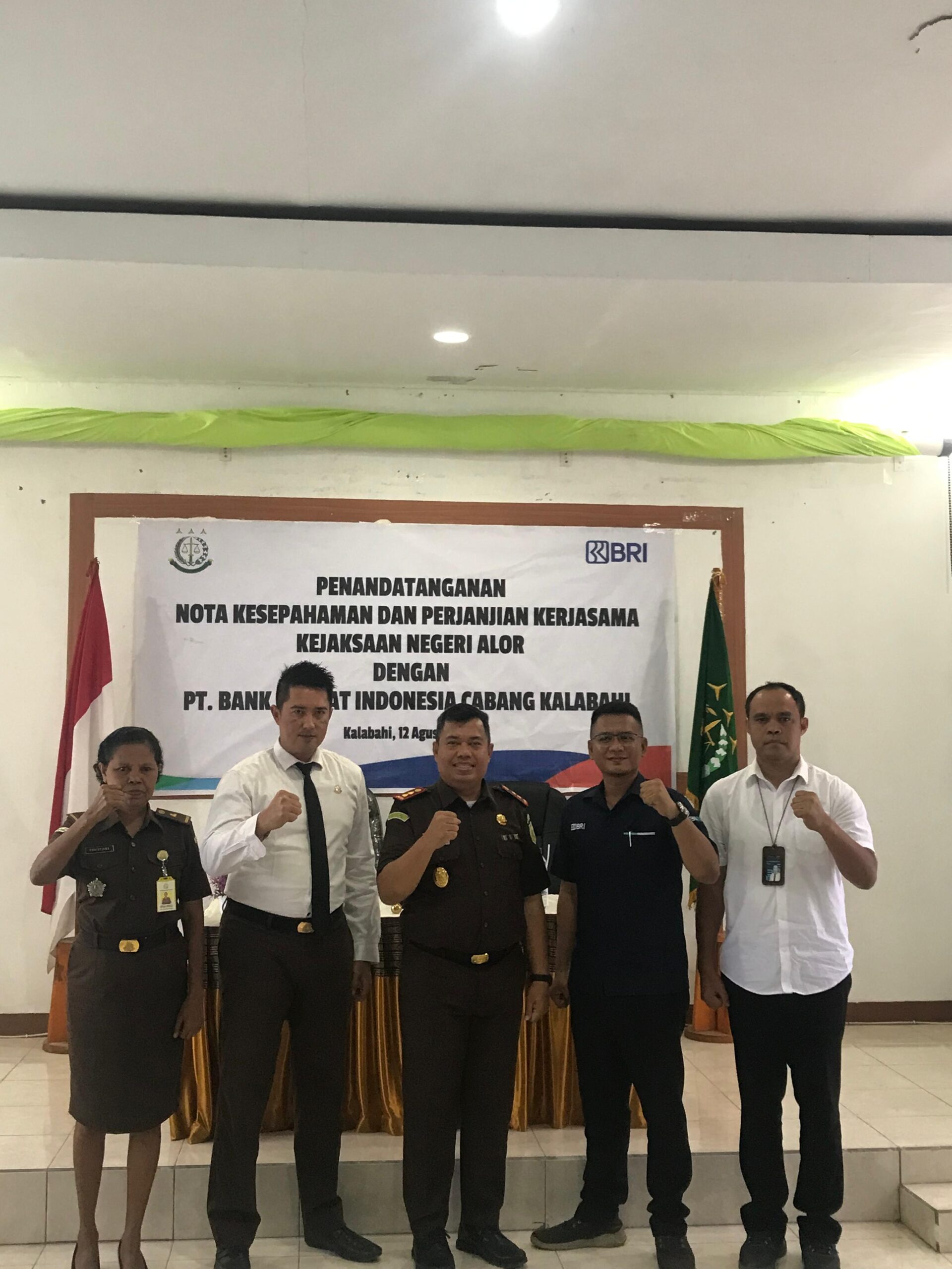 FOTO BERSAMA: Dari kiri ke kanan Kasubag BIN Kejaksaan Negeri Alor Christiana Z. Donuata, SH; Kasi Datun Novan Bernardi, SH, MH; Kepala Kejaksaan Negeri Alor Devi Love Marbuhal Oktario Hutapea, SH, MH; Pimpinan Cabang BRI Kalabahi Achmad Arief Djunaedi dan Manager Bisnis BRI Cabang Kalabahi M. Ridwan Kamahi dalam satu sesi foto bersama usai menanda tangani MoU antara Kejaksaan Negeri Alor dan BRI Kantor Cabang Kalabahi. FOTO:DOK