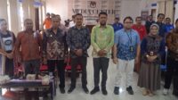 Ketua KPU Kabupaten Alor Munawir Laamin dan komisioner KPU lainnya bersama sejumlah nara sumber dan peserta Rakor dalam satu sesi foto. FOTO:ATI-ZONALINE