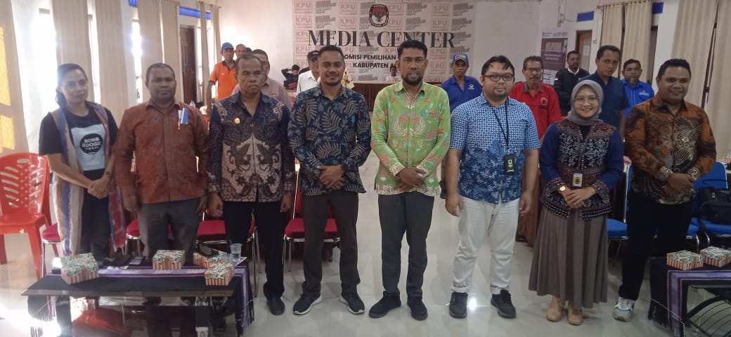 Ketua KPU Kabupaten Alor Munawir Laamin dan komisioner KPU lainnya bersama sejumlah nara sumber dan peserta Rakor dalam satu sesi foto. FOTO:ATI-ZONALINE