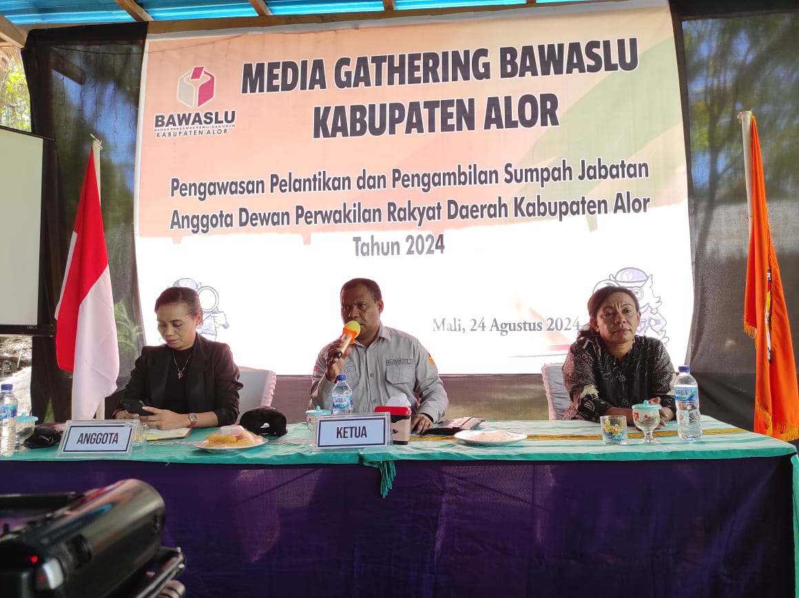 Ketua Bawaslu Alor Orias Langmau (tengah) didampingi salah seorang Komisioner Bawaslu Therlince Loisa Mau (kiri) dan Kepala Sekretariat Bawaslu, Ruth Kafelbang dalam kegiatan Media Gathering Bawaslu Alor di Chelin Cafe Mali, Kelurahan Kabola, Sabtu (24/08/2024). FOTO:MW/RP