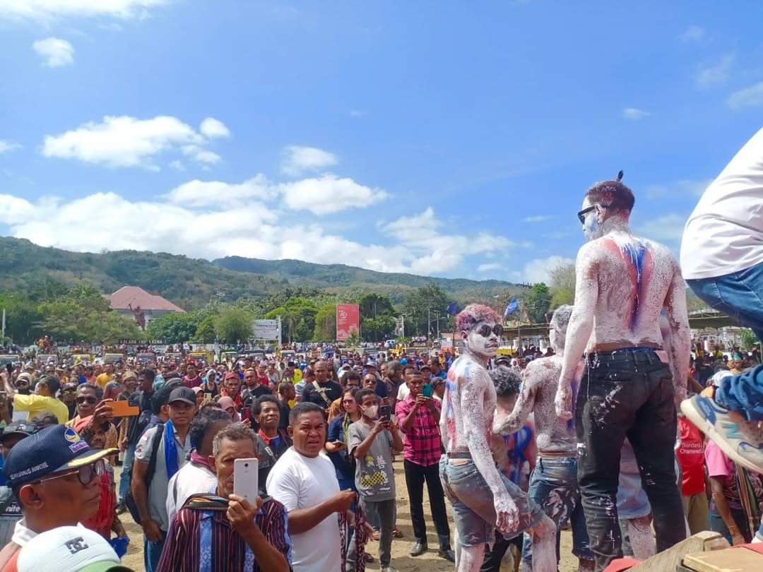 Ini suasana pendukung pasangan Calon Bupati Alor-Wakil Bupati Alor DR. IManuel Ekadianus Blegur, M.SI-LUkas Reiner Atabuy, SH saat menghadiri deklarasi dan pendaftaran di KPU Kabupaten Alor. FOTO:MW/RP