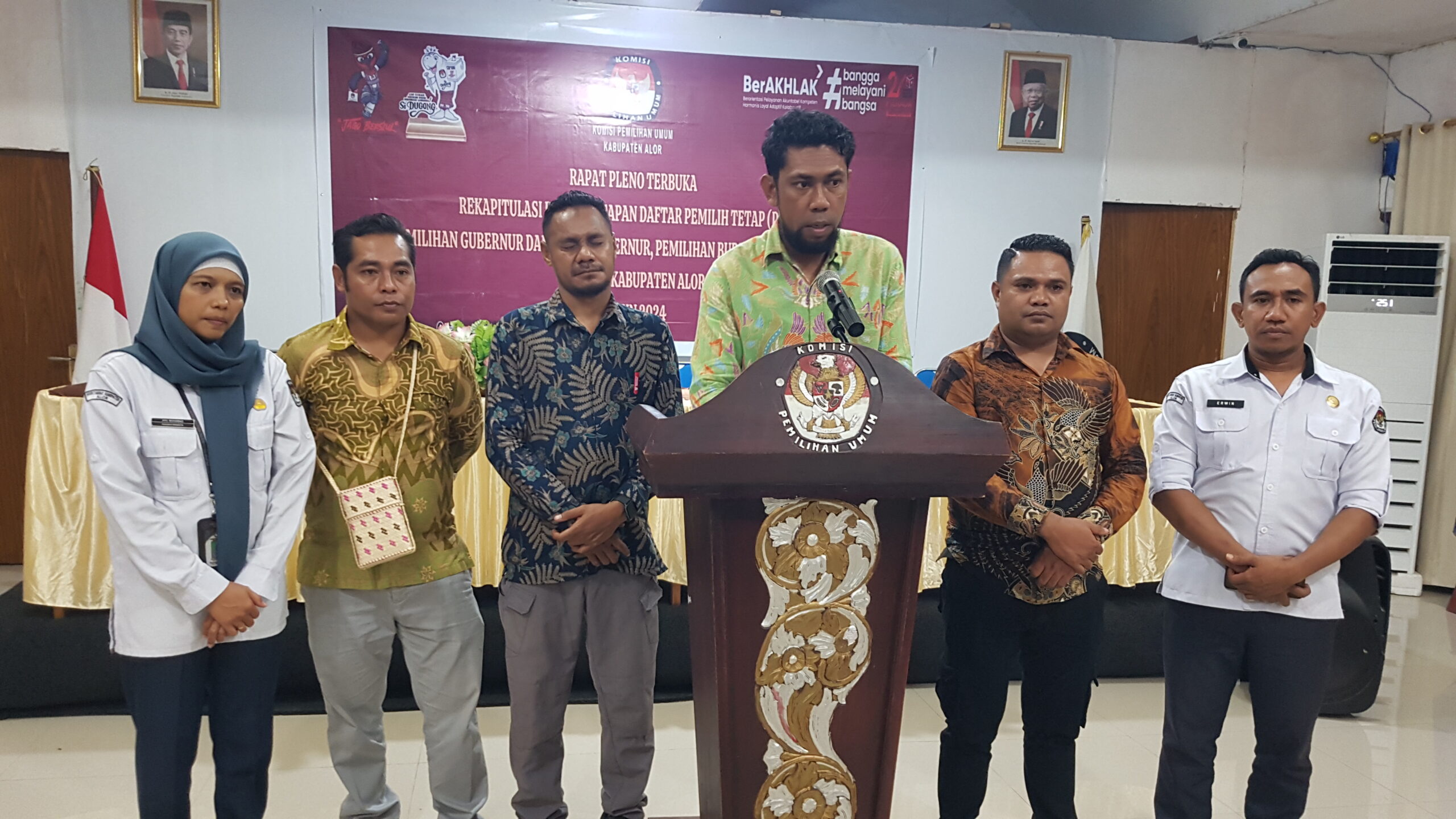 Komisioner KPU Alor dan pihak Sekretariat saat jumpa pers dengan pekerja media, Kamis (19/09/2024). FOTO:MW/RP