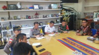 Penjabat Bupati Alor DR. Drs. Zet Sony Libing, M.SI (tengah) sedang memimpin rapat zoom meeting dengan Deputi Bidang Protokol, Pers dan Media Sekretariat Presiden, Selasa (25/09/2024) di Ruang Kerja Bupati Alor. FOTO:MW/RP