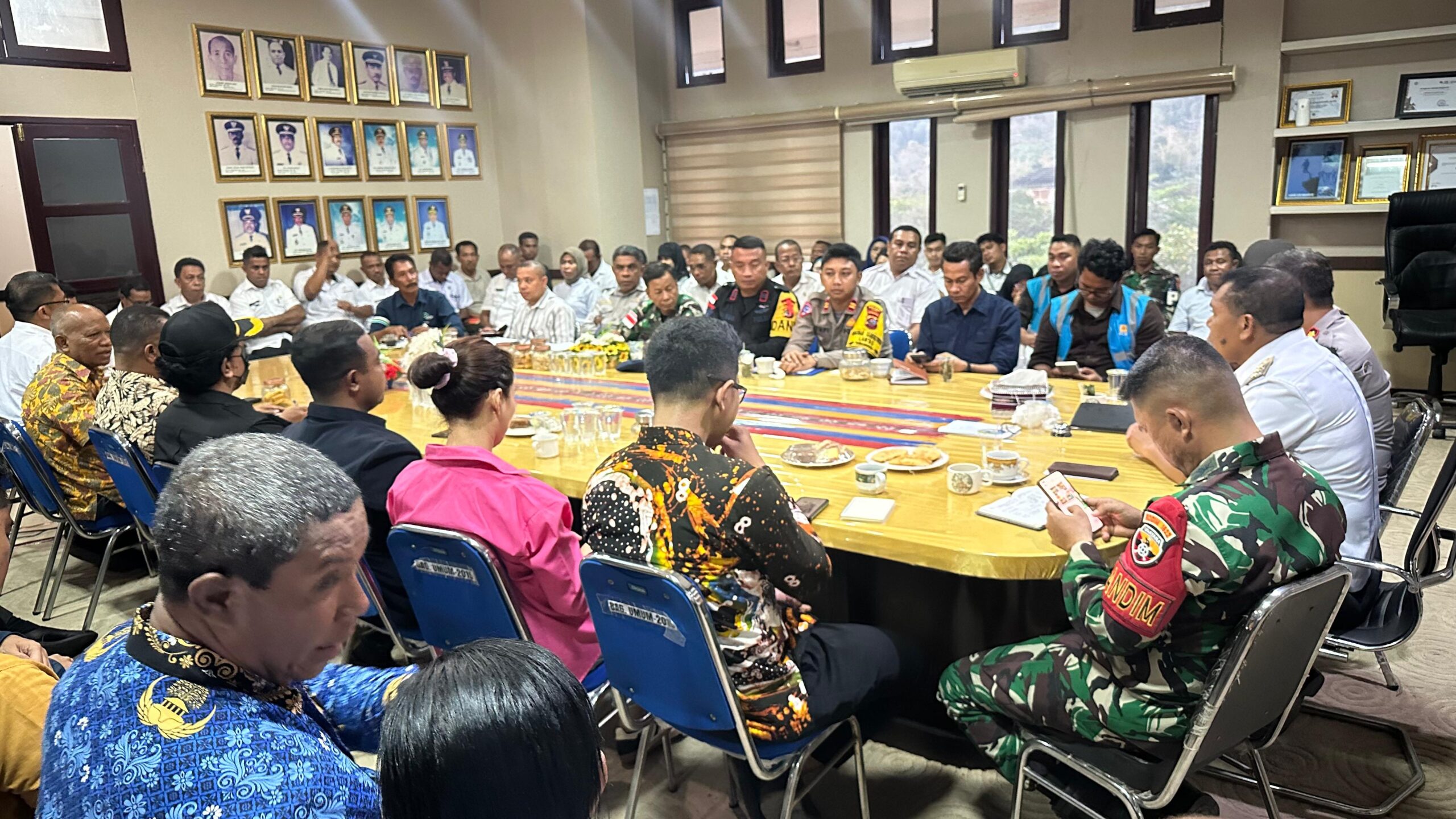 Ini suasana rapat persiapan kunjungan Presiden RI dan Menteri BUMN serta anggota kibenet kerja lainnya di Ruang Kerja Bupati Alor yang dipimpin langsung PJ. Bupati Alor DR. Drs. Zet Sony LIbing, M.SI. Rapat dihadiri FORKOPIMDA, PImpinan OPD, Pimpinan BUMN/BUMD dan pejabat daerah lainnya. FOTO:DOK