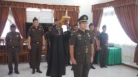 Nurrochmad Ardhianto, SH, MH sedang mengucapkan sumpah dalam jabatan sebagai Kepala Seksi Intelijen Kejaksaan Negeri Alor. FOTO:DOK