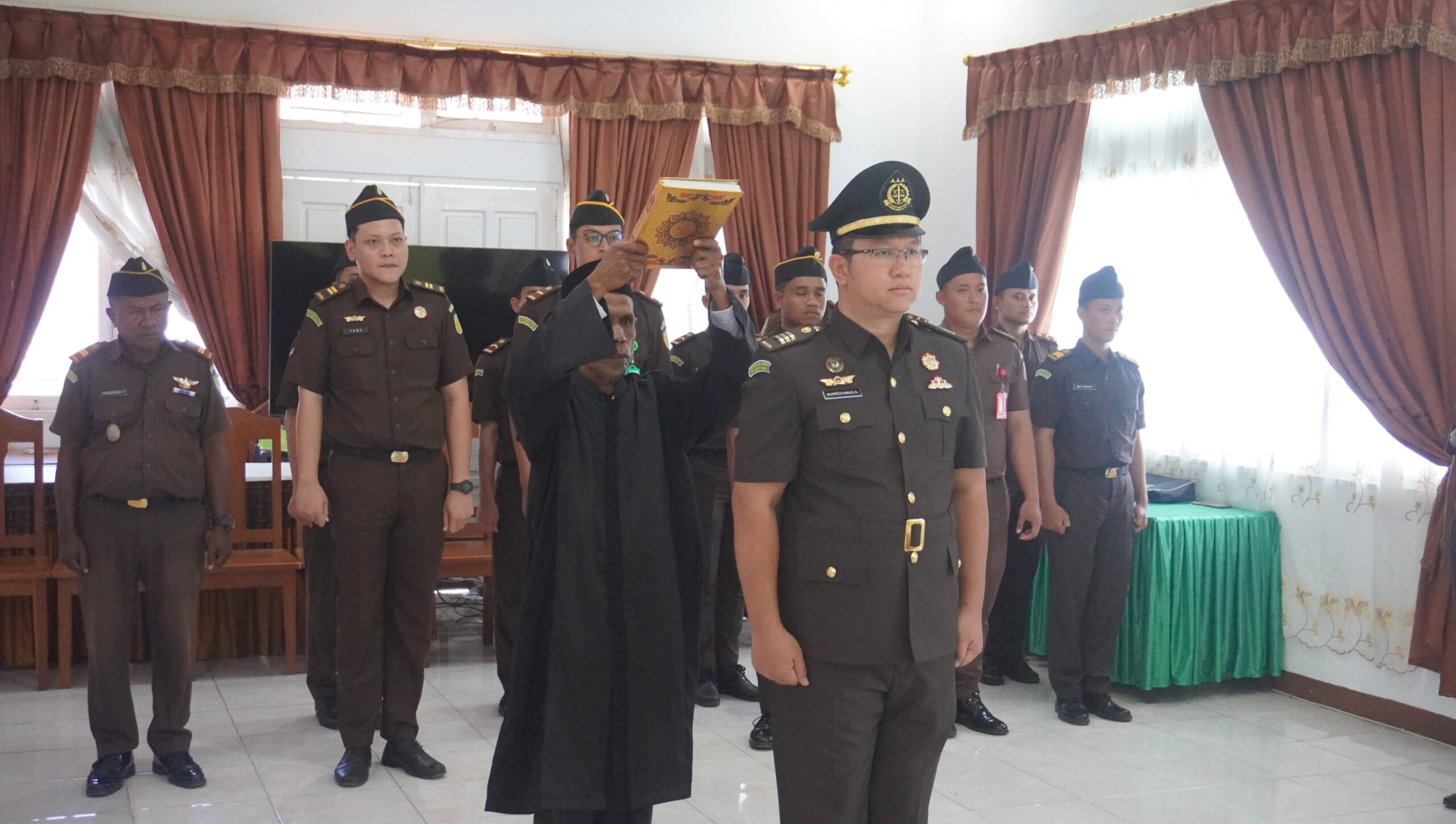 Nurrochmad Ardhianto, SH, MH sedang mengucapkan sumpah dalam jabatan sebagai Kepala Seksi Intelijen Kejaksaan Negeri Alor. FOTO:DOK