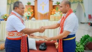 Ketua Fraksi Partai NASDEM DPR RI DR. Viktor Bungtilu Laiskodat (VBL) dan DR. Imanuel Ekadianus Blegur dalam sebuah acara keagamaan di Jemaat GMIT Imanuel Moboba'a-Kampungnya Imanuel Blegur di Desa Kalondama Barat Kecamatan Pantar Barat Laut. FOTO:DOK