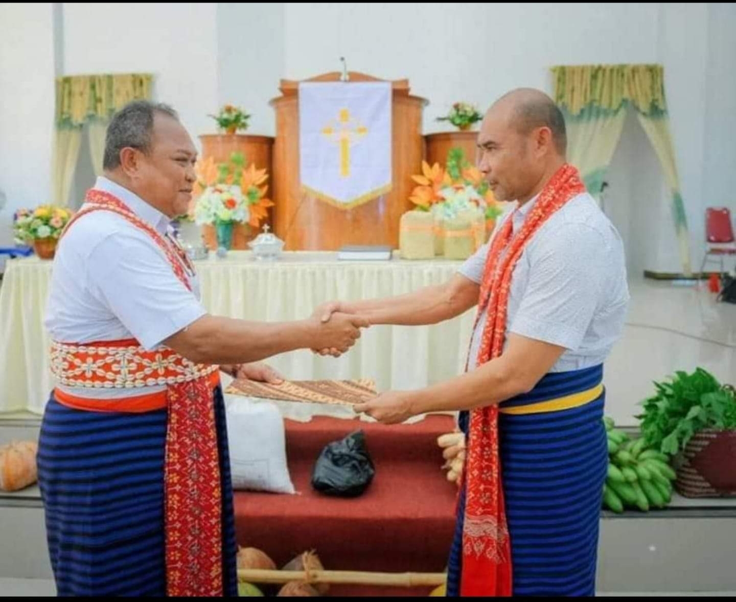 Ketua Fraksi Partai NASDEM DPR RI DR. Viktor Bungtilu Laiskodat (VBL) dan DR. Imanuel Ekadianus Blegur dalam sebuah acara keagamaan di Jemaat GMIT Imanuel Moboba'a-Kampungnya Imanuel Blegur di Desa Kalondama Barat Kecamatan Pantar Barat Laut. FOTO:DOK