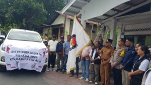 Disaksikan Pihak Bawaslu, Komisioner KPU, Kapolres Alor, tim sukses lima pasangan calon dan undangan lainnya, Pj. Bupati Alor DR. Drs. Zet Sony LIbing, M.SI melepas distribusi logistik Pilkada 2024 di pelataran Kantor KPU Alor, Minggu (24/11/2024). FOTO:MORISWENI/RADARPANTAR.com