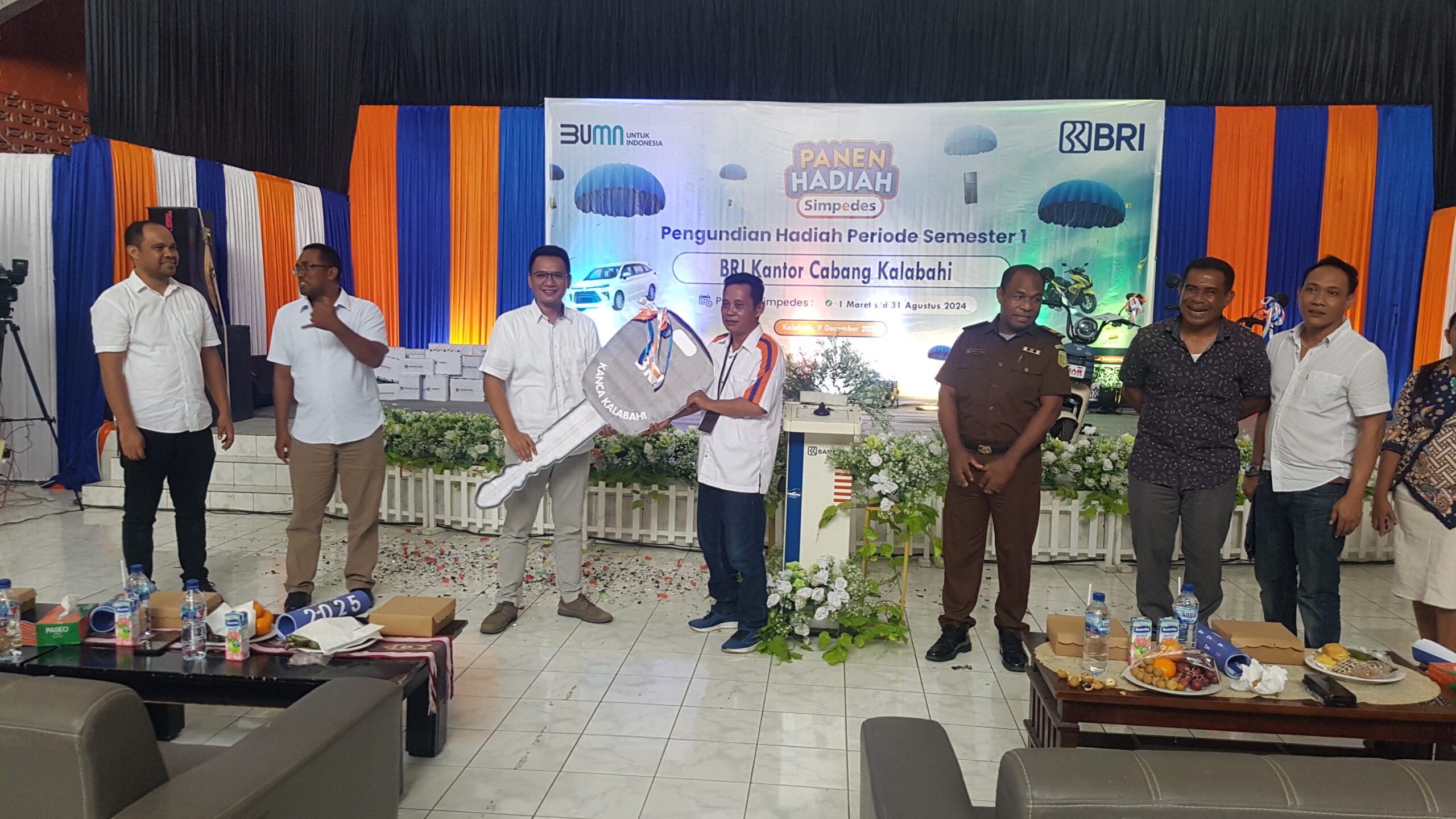 Pimpinan Cabang BRI Kalabahi, Achmad Arief Djunaedi menyerahkan kunci mobil-hadiah utama kepada Pimpinan BRI Unit Sartika yang nasabahnya meraih hadiah hadia utama berupa 1 (Satu) Unit Mobil New Carry FD Suzuki. FOTO:MORISWENI/radarpantar.com