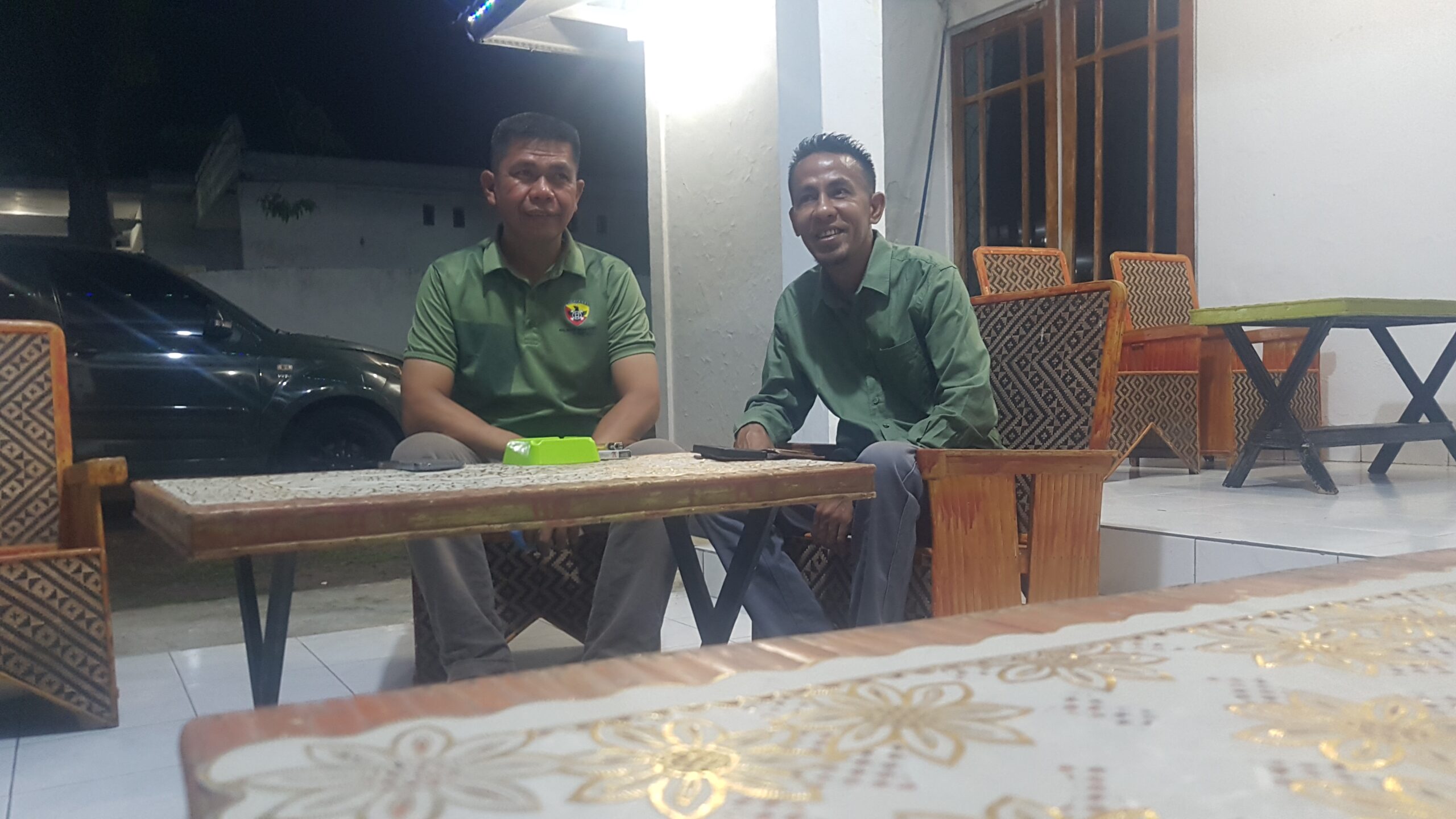 Komandan Kodim 1622 Alor, Letnan Kolonel Infantri Amir Syarifudin, SH (kiri) dalam satu sesi foto bersama Ketua DPRD Alor Paulus Buche Brikmar usai menggelar Jumpa Pers, Minggu malam (05/01/2025). FOTO:MW/RP