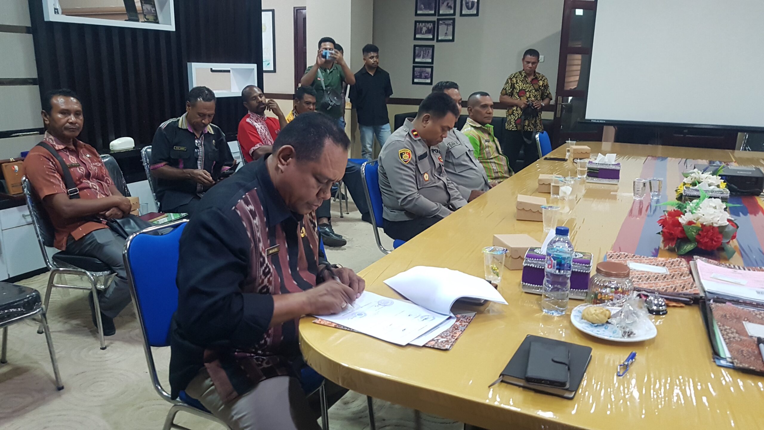 Kepala Dinas PMD Kabupaten Alor, Drs. Imanuel Djobo, M.SI (ujung kiri) dalam suatu pertemuan di Ruang Keja Bupati Alor. FOTO:DOK