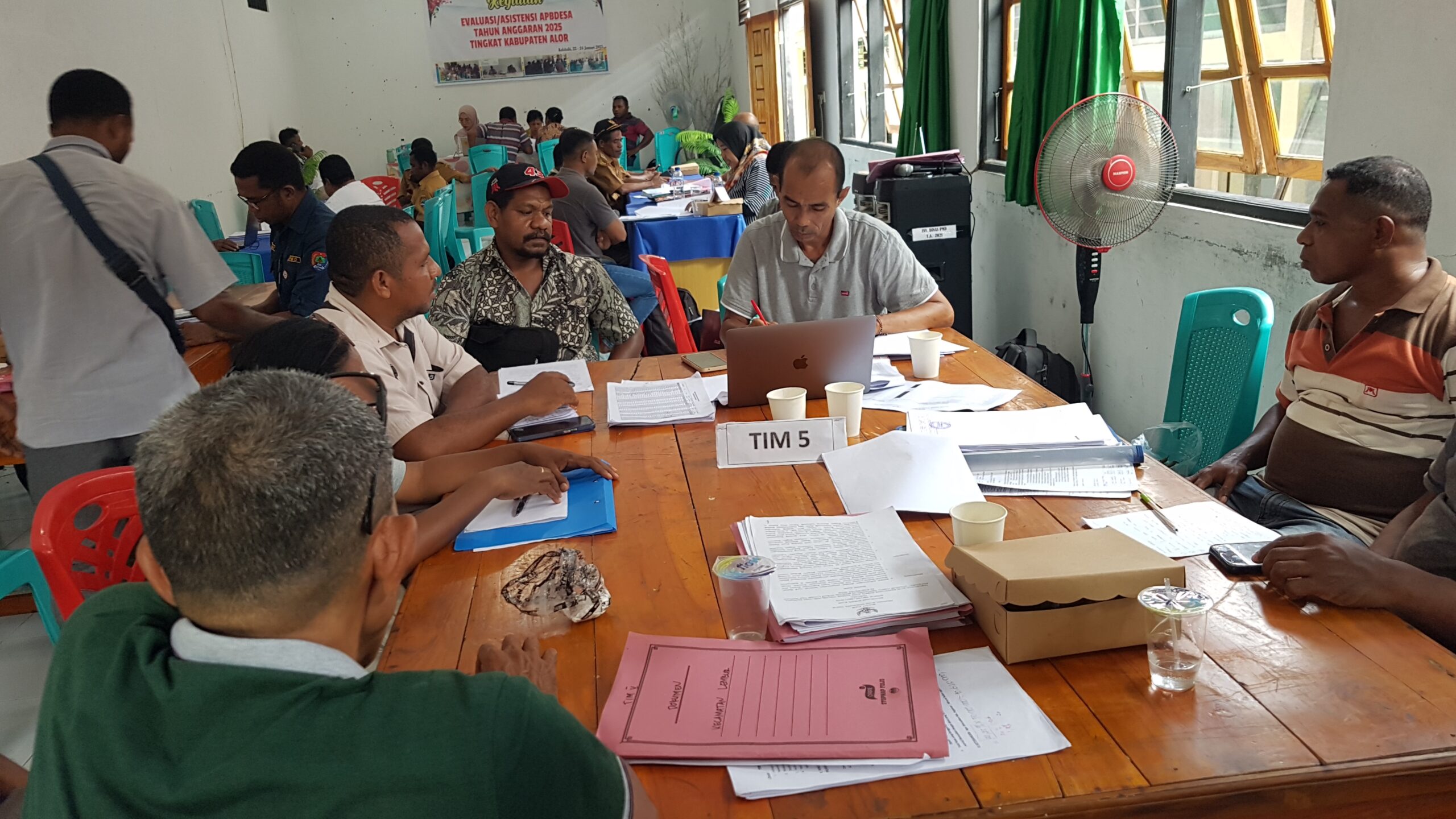 Salah satu tenaga ahli dana desa Kabupaten Alor Machris Mau sedang memimpin asistensi APBDes yang dipusatkan di Aula Dinas PMD setempat, Jumat (24/1/2025). FOTO:MW/RP