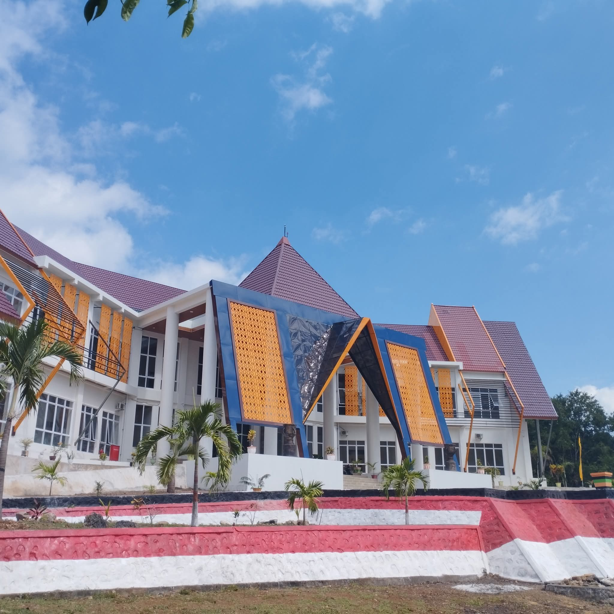 Gedung Megah DPRD Alor yang dibangun dengan anggaran senilai Rp. 25 Milyar. FOTO:DOK