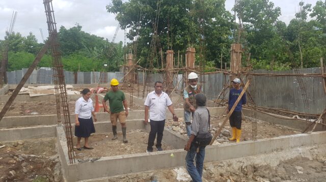 Kepala BPBD Kabupaten Alor Obet Bolang, S.Sos, M.AP bersama salah seorang staf, konsultan pengawas Febrianto Etidena dan koleganya Olin, Kepala Tukang sedang diwawancara wartawan alorpos, Linus Kia di lokasi bangunan. FOTO:MW/RP