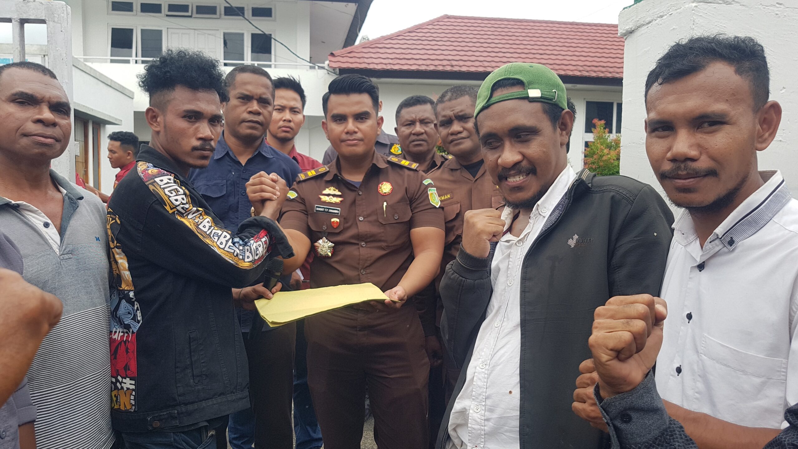 Kepala Seksi Pidana Khusus Bangkit Simamora, SH menerima aktivis Aliansi Masyarakat Tertindas di Pintu Masuk Kantor Kejaksaan Negeri Alor saat melakukan aksi unjuk rasa, Rabu (13/02/2025). FOTO:MW/RP