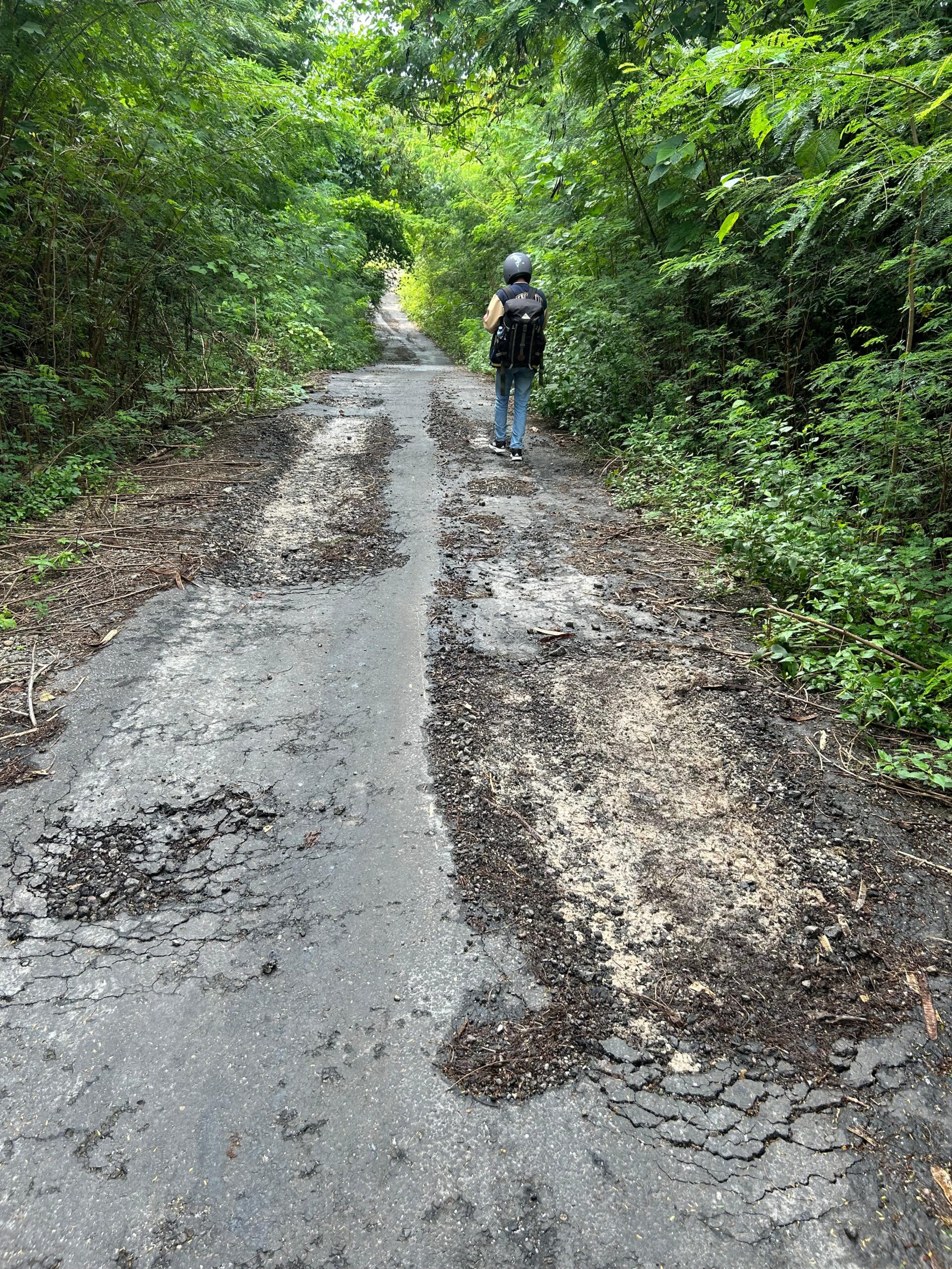 Ini kondisi Jalan Kabir-Kaera yang ditemukan Unit TIPIKOR yang dipimpin langsung Kasat Reskrim Polres Alor, IPTU. Anselmus Leza, SH saat meninjau lokasi, Sabtu (22/02/2025) silam. FOTO:DOK