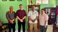 Fransisco Besi (kedua dari kiri) bersama Bos UD Tetap Jaya Maria Bernadeta Yuni (pertama dari kanan) dalam satu sesi foto dalam kunjungan silaturahmi dengan Kepala Dinas PMD Kabupaten Alor. Drs. Imanuel I. Djobo, M.Si. Djobo didampingi Kabid Pemdes Robi Manikita, S.Sos (pertama dari kiri). FOTO:DOK