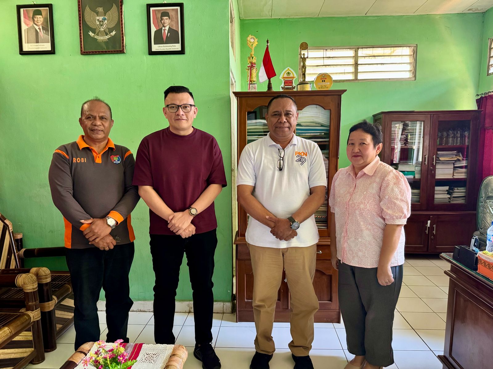 Fransisco Besi (kedua dari kiri) bersama Bos UD Tetap Jaya Maria Bernadeta Yuni (pertama dari kanan) dalam satu sesi foto dalam kunjungan silaturahmi dengan Kepala Dinas PMD Kabupaten Alor. Drs. Imanuel I. Djobo, M.Si. Djobo didampingi Kabid Pemdes Robi Manikita, S.Sos (pertama dari kiri). FOTO:DOK